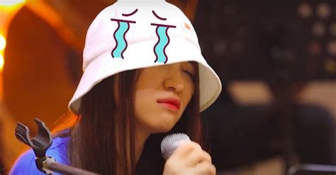 Cô giấu mặt thiên thần nhỏ nhưng tiết lộ tên thân mật của bé là bo. Hòa Minzy ôm đầu bất lực vì không thể cất giọng ngay buổi ...