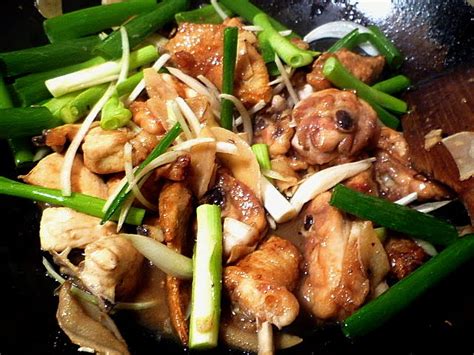3 Hungry Tummies Ginger And Spring Onion Chicken With Egg Noodles 薑蔥雞塊撈麵