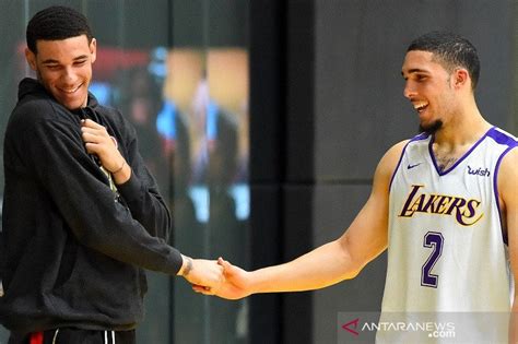 Liangelo ball, the middle child, signed an exhibit 10 contract with the detroit pistons this week. Pistons rekrut LiAngelo, tiga Ball bersaudara tembus NBA ...
