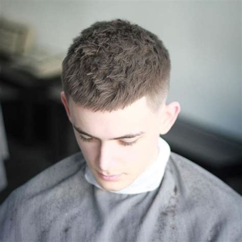 Bref, les coiffures homme 2020 sont diverses, la mode des cheveux bouclés a explosée en 2019 pour l'été 2020, bien sûr, les coiffures pour homme vont vers les cheveux très courts, mais aussi. Tendances coiffure homme 2020 et coupes de cheveux à la mode