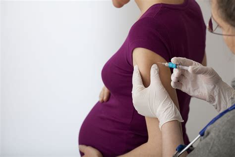 Clique nos cards para ampliar a imagem. Vacinação durante a gravidez: proteção para a mãe e para o bebê