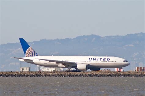 United Airlines Boeing 777 200 N784ua Taxiing For Takeoff Flickr