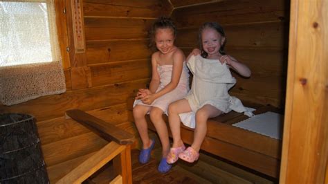 Дети баня правила посещения сауны и подготовка малыша выбор веника и трав противопоказания
