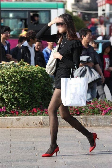 街拍 穿黑丝的成熟少妇 一双大白腿 实在让人心动