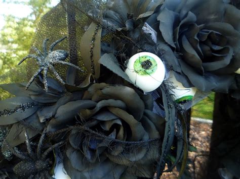 Crafty Sisters Eyeball Halloween Wreath