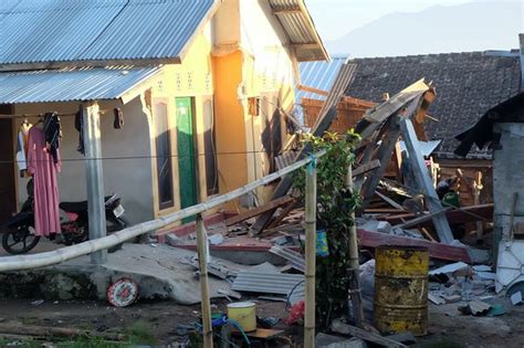 Lombok Earthquake Death Toll Rises To 14 After 64 Magnitude Tremor Hits Popular Tourist