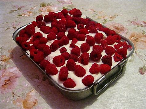 Heute habe ich ein windbeutel dessert mit beeren für euch. Mini-Windbeutel mit Milchmädchen-Quarkcreme und Himbeeren ...