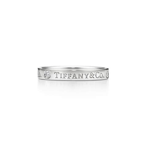 Tiffany And Co ® 鉑金鑲鑽戒指，3 毫米寬。 Tiffany And Co