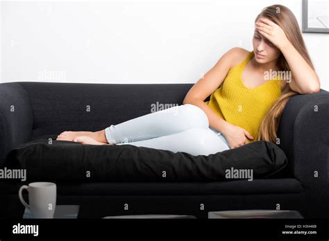 Frau Liegend Auf Einer Couch Mit Schmerzen Im Bauch Stockfotografie Alamy