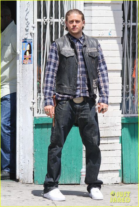charlie hunnam gets all made up on sons of anarchy set photo 3124231 charlie hunnam