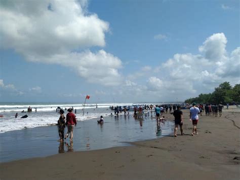 Pantai Pangandaran Dipenuhi Wisatawan Republika Online
