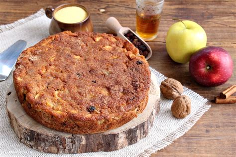 Ma anche il modo di gustarla può cambiare, semplice o spolverizzata con. Torta di polenta e mele, con uvetta e noci - 2 Amiche in ...