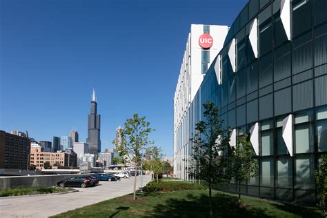 伊利諾大學芝加哥分校（university Of Illinois At Chicago，簡稱uic），位於美國伊利諾州芝加哥，是國家資助的