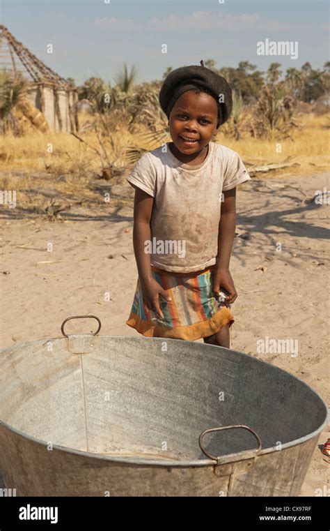 portrait d une jeune fille africaine à jouer dans un village dans le delta du botswana okovonga