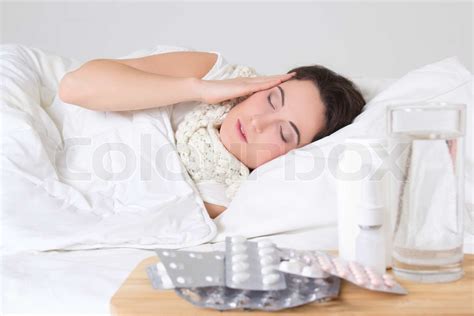 unge attraktive syg kvinde liggende og piller på natbordet stock foto colourbox
