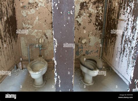 Bathroom Stall Dirty Hi Res Stock Photography And Images Alamy