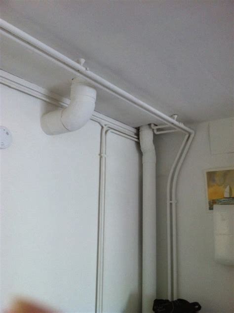 Voici quelques astuces pour cacher des fils électriques au mur d'une façon plutôt design. Comment cacher des tuyaux..