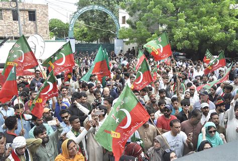 کراچی بلدیاتی الیکشن ملتوی کرنے کے خلاف تحریک انصاف کے کارکنان صوبائی