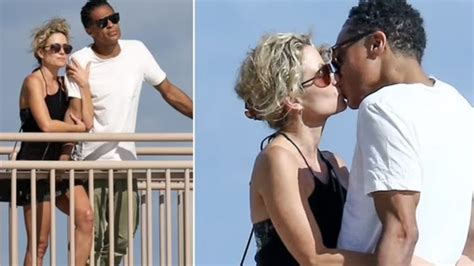 Photos Of Gma Hosts Tj Holmes And Amy Robach Kissing In Miami After