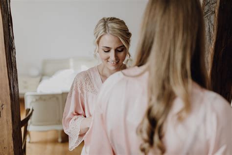 The site owner hides the web page description. Boho Hochzeit Brautfrisur Brautkleid lange Spitzenärmel ...