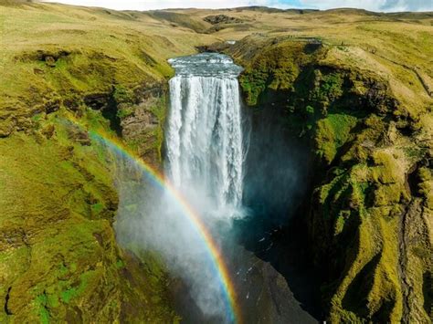 La famosa cascada de skogafoss con un arco iris es un paisaje dramático de islandia durante la