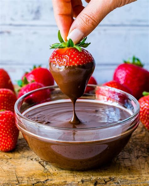 How To Make Chocolate Covered Strawberries Easy Blondelish