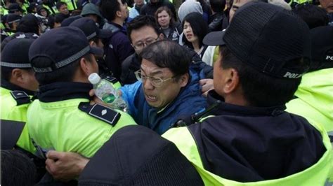 South Korea Ferry Disaster Families Anger Erupts Bbc News