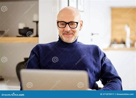 Empresario De Mediana Edad Que Utiliza Una Laptop Mientras Trabaja