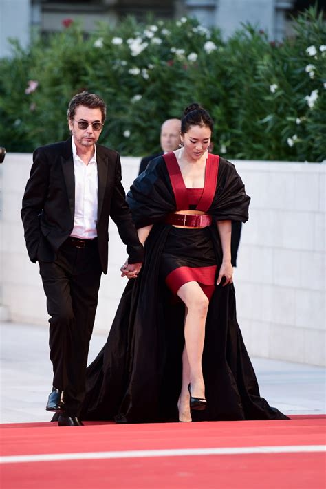 Photo Gong Li Et Son Compagnon Jean Michel Jarre Tapis Rouge Du Film Lan Xin Da Ju Yuan