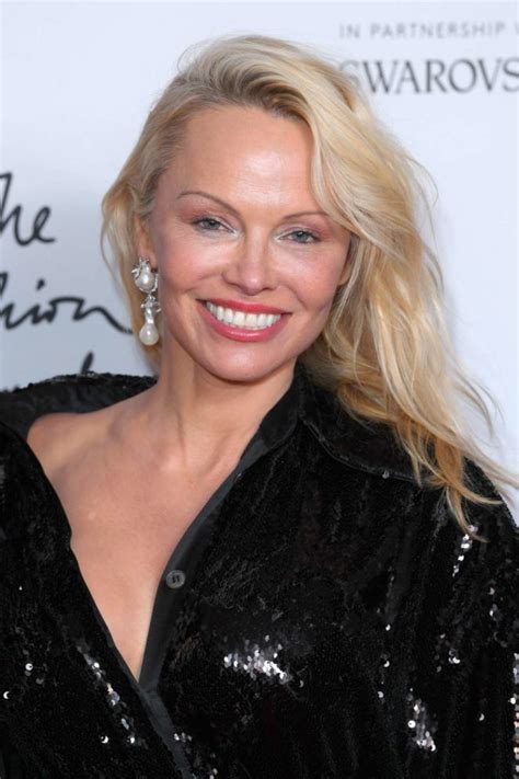 Index Of Wp Content Uploads Photos Pamela Anderson 2017 Fashion Awards