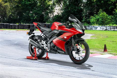 R15 V3 Images Red Colour Yamaha Yzf R15 V3 Metallic Red On Road Price