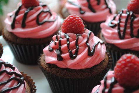 Looking for healthier cake alternatives? Low Calorie Cupcakes: Dark Chocolate Raspberry | Sarah ...