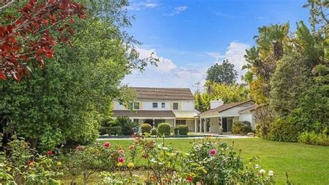 Look Around Betty Whites Home In La Thats For Sale For 106 Million