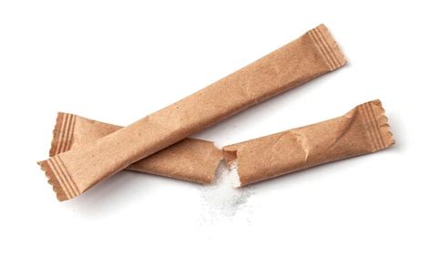 Barra de azúcar partida por la mitad azúcar en envases de papel kraft