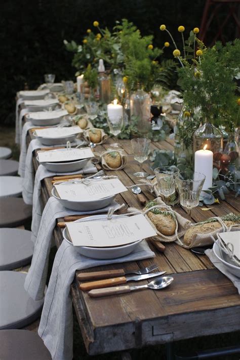 Since we are dining outside under the gazebo with lots of plants and flowers, i added this beautiful vintage crate with these real touch faux peonies and eucalyptus. Pinspiration: 10 tips voor een tuinfeest - Steps