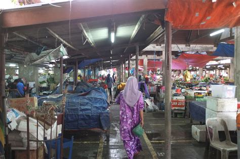 Terdapat pelbagai jenis juadah makan boleh dibeli di pasar malam. pasar payang,kuala terengganu #fujifilm x100 #canon 5d mki ...