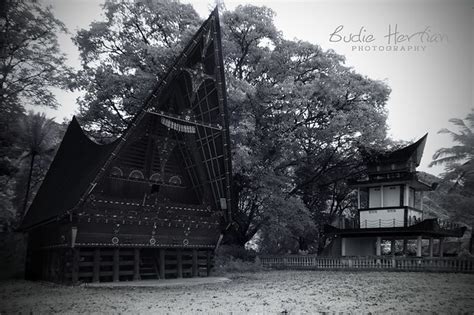 Desain rumah adat suku batak identik dengan gorga merupakan ukiran yang menjadi sebuah ciri khas dalam kebudayaan batak toba. Rumah Bolon | Rumah Bolon merupakan rumah adat Batak yang ...