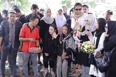 Cecep Reza Meninggal Istri Menangis Sepanjang Prosesi Pemakaman