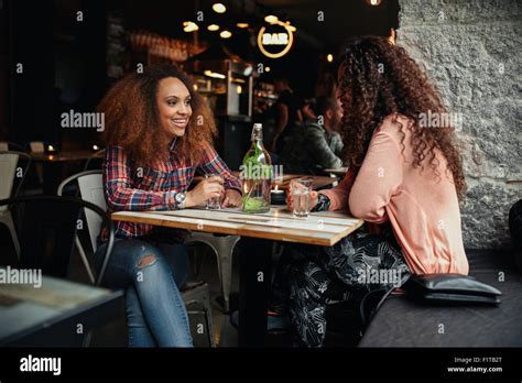 Deux Femmes Africaine Qui Papotent Banque De Photographies Et Dimages