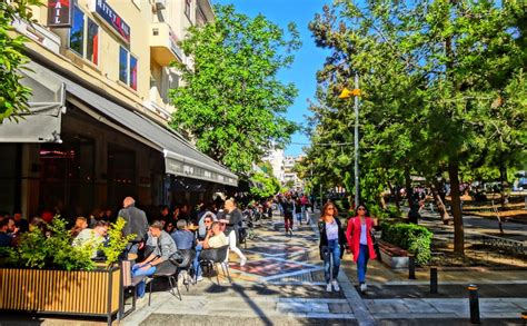 Tarihlerinizi girin ve 753 otel ve diğer konaklama yeri arasından seçim yapın. Nea Smyrni