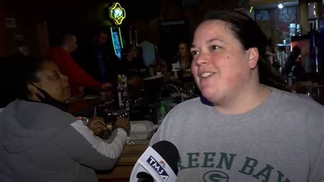 Nurse Slammed For Giving Tv Interview In Crowded Bar Without Face Mask