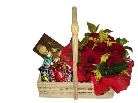Cesta decorada, bola em coraçao metalizado, chapéu de aniversário, vaso de flor viva, biscoito salgado (bauducco), biscoito doce (bauducco), torrada (bauducco), cesta de paes morango, mini bolo de aniversário, geléia, manteiga, requeijão, polenguinho, talheres descartaveis, guardanapos. Cesta de Chocolates na Chácara Itaim-Frete Grátis Contato ...