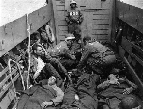 L évacuation Des Soldats Américains Blessés Au Cours Du Débarquement Sur La десантном Bateau