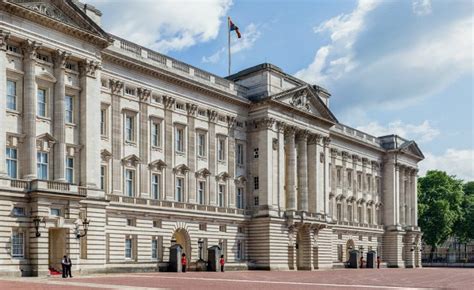 Going on a buckingham palace tour would be a great day out to consider. London City Guide - What to do in London | Free-City ...