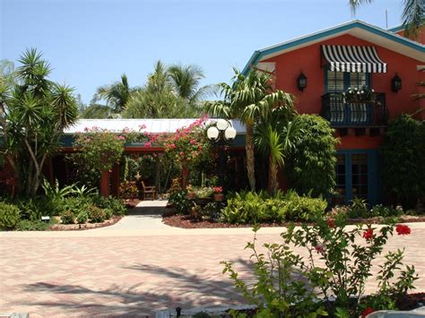 The inns are also less than 5 minutes by walking, bike or car to shopping, dining, and island attractions. Panoramio - Photo of Holiday Inn Resort-Sanibel Island