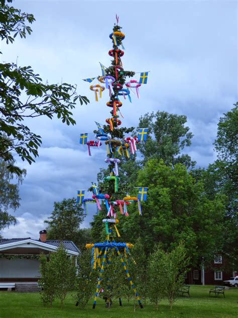 Så skönt att få vara ute, njuta av den. Skaparglädje: Världsunik midsommarstång