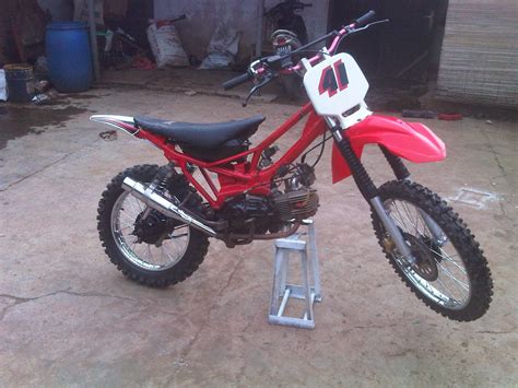 Yamaha vega zr merupakan jajaran motor bebek yang cukup dikenal di tanah air, dengan kapasitas mesin yang disematkan adaah 115cc membuat tampilan body dari yamaha vega zr ini cukup. Kumpulan Modifikasi Yamaha Vega R, RR, ZR Terbaru