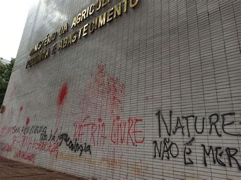 MST invade e vandaliza sede do Ministério da Agricultura veja os vídeos