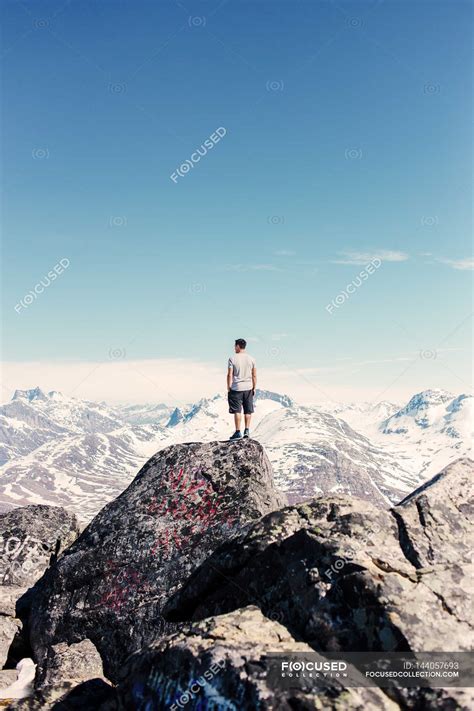 Man Standing On Top Of Mountain — Guy Relaxation Stock Photo