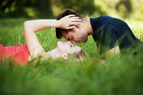 รูปภาพ ชาย หญิง สนามหญ้า ทุ่งหญ้า แสงแดด ดอกไม้ ความรัก สีเขียว จูบ มีความสุข ความ